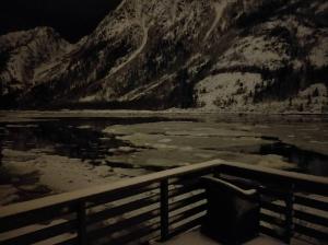 una pintura de una montaña y un cuerpo de agua en Sjøgata Riverside Rental and Salmon Fishing, en Mosjøen 19 fotos más