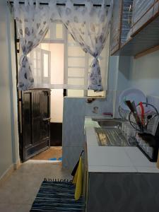 une cuisine avec un évier et une fenêtre dans l'établissement Epic homes, Secure1 bedroom furnished partment, ample Parking and WiFi available, à Nyeri