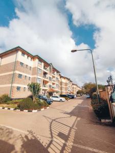 un éclairage de rue dans un parking à côté d'un bâtiment dans l'établissement Primal apartment at Embakasi, Nairobi, Kenya., à Nairobi