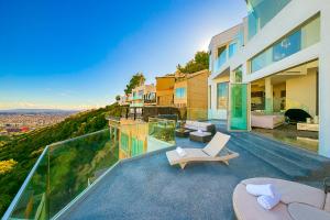 Casa con balcón con vistas en Hollywood Hills Modern Sanctuary–Jaw Dropping View en Los Ángeles