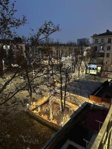 eine Aussicht über eine Stadt mit Bäumen und Gebäuden in der Unterkunft Apartment in center of Chisinau in Chişinău