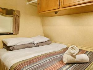 Tempat tidur dalam kamar di Colby's River Retreat