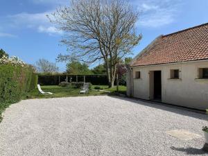 a house with a gravel driveway in front of it at Maison village, 10 pers, proche de la plage in Audinghen