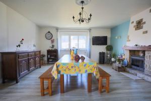 TV a/nebo společenská místnost v ubytování Grande longère familiale pour 4 à 14 personnes