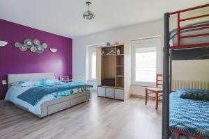 Postel nebo postele na pokoji v ubytování Grande longère familiale pour 4 à 14 personnes