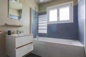 Koupelna v ubytování Grande longère familiale pour 4 à 14 personnes + 15 fotografií