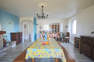 una sala de estar con una mesa con fruta. en Grande longère familiale pour 4 à 14 personnes, en Le Faouët