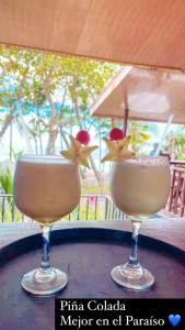 zwei Cocktails auf einem Tisch in der Unterkunft Hotel Beachfront Vista Hermosa in Jacó