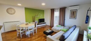 Televízia a/alebo spoločenská miestnosť v ubytovaní Apartment Lory
