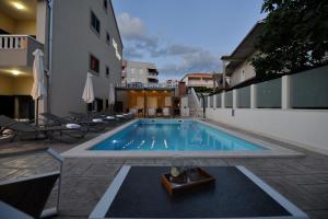 Bazén v ubytovaní Apartments Villa Tećo mit Pool alebo v jeho blízkosti