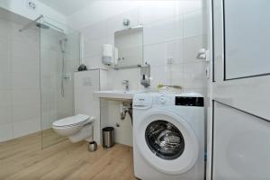 Kúpeľňa v ubytovaní Apartments Villa Tećo mit Pool
