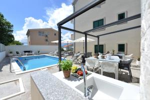 Bazén v ubytovaní Apartments Villa Tećo mit Pool alebo v jeho blízkosti