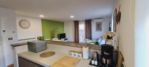 Kuchyňa alebo kuchynka v ubytovaní Apartment Lory