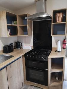 Η κουζίνα ή μικρή κουζίνα στο Plompton Mill Holiday Home +7 φωτογραφίες