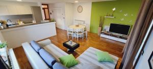 Televízia a/alebo spoločenská miestnosť v ubytovaní Apartment Lory