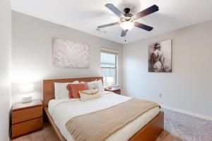 una camera con letto e ventilatore a soffitto di The Audrey a Fayetteville