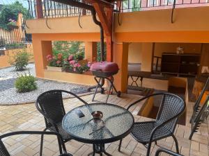 a patio with a table and chairs and a grill at Goldapartman in Banská Štiavnica