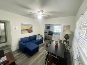 un soggiorno con divano blu e tavolo di Sunflower Boutique Hotel Apartments a Miami Beach