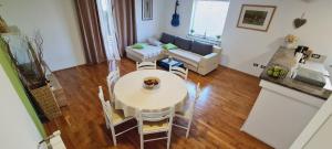 Kuchyňa alebo kuchynka v ubytovaní Apartment Lory