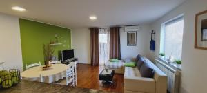 Televízia a/alebo spoločenská miestnosť v ubytovaní Apartment Lory