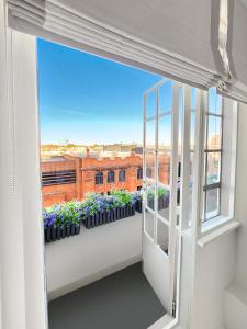 an open window with a view of a building at Chelsea Flat 10 mins Harrods, Balcony, Gym, Air Conditioning in London