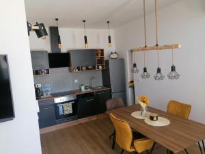 Kuchyň nebo kuchyňský kout v ubytování 4 apartmens private pool 20people max