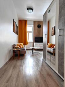 ein Wohnzimmer mit einem Sofa und einem Tisch in der Unterkunft Adonis Apartment in Wien
