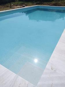 uma grande piscina com água azul em Alice house 3 em Amarinthos