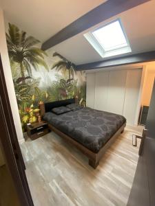 sypialnia z łóżkiem i malowidłem palmowym w obiekcie Portissol - Le Printania w mieście Sanary-sur-Mer