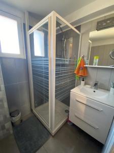 ein Bad mit einer Dusche und einem Waschbecken in der Unterkunft Portissol - Le Printania in Sanary-sur-Mer
