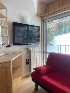 TV a/nebo společenská místnost v ubytování BAITA SOLE ALTO la tua casa sulle piste da sci + 37 fotografií