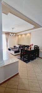 een woonkamer met een bank en een tafel bij Sea view apartment 105m² in Vlore in Vlorë