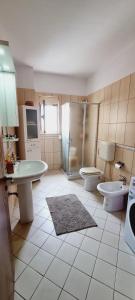 een badkamer met 2 toiletten, een wastafel en een douche bij Sea view apartment 105m² in Vlore in Vlorë