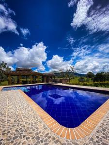 een blauw zwembad met een blauwe lucht op de achtergrond bij Private nature surrounded House with Kiosk/Pool. in Riveralta