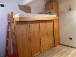 A bed or beds in a room at BAITA SOLE ALTO la tua casa sulle piste da sci