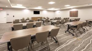 uma sala de aula com mesas e cadeiras numa sala em Staybridge Suites - Louisville - Expo Center, an IHG Hotel em Louisville