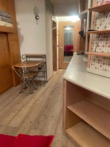 A kitchen or kitchenette at BAITA SOLE ALTO la tua casa sulle piste da sci