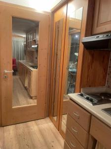 A kitchen or kitchenette at BAITA SOLE ALTO la tua casa sulle piste da sci