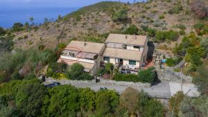 uma vista aérea de uma casa numa colina em Juliet - apartment in Liguria 5 Terre UNESCO site em Levanto