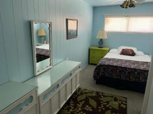- une chambre avec un miroir, un lit et une commode dans l'établissement Paradise at Canyon Lake, à Canyon Lake