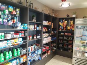 酒店内部或周边的超市或其他商店