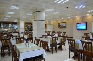 een eetkamer met tafels en stoelen in een restaurant bij Gumus Palace Suites in Istanbul