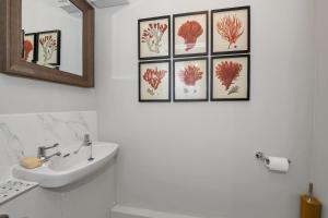 Φωτογραφία από το άλμπουμ του 2 Bedroom stylish property set behind the angel hotel with parking and a courtyard garden σε Μπέρι Σαίν Έντμουντς +21 φωτογραφίες
