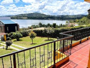 - Balcón con vistas al lago en Private lake view cottage with BBQ yard in Paipa, en Paipa