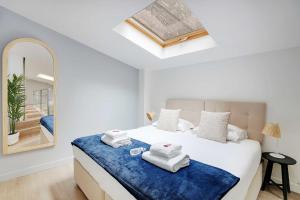 sypialnia z łóżkiem z ręcznikami w obiekcie Cozy apartment - 3BR-8P - Montparnasse w Paryżu