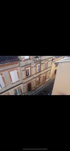 twee foto's van een gebouw met uitzicht bij Duplex quartier Saint-Sernin, Toulouse in Toulouse