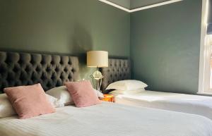 Un pat sau paturi într-o cameră la Cambridge Villa
