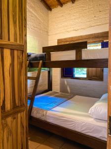 ein paar Etagenbetten in einem Zimmer in der Unterkunft Private nature surrounded House with Kiosk/Pool. in Riveralta