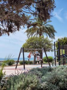 eine Person, die auf einer Schaukel im Park spielt in der Unterkunft Bolivia Sea View Santa Pola in Santa Pola