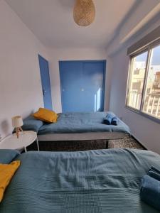 ein Schlafzimmer mit zwei Betten und einem Fenster in der Unterkunft Bolivia Sea View Santa Pola in Santa Pola